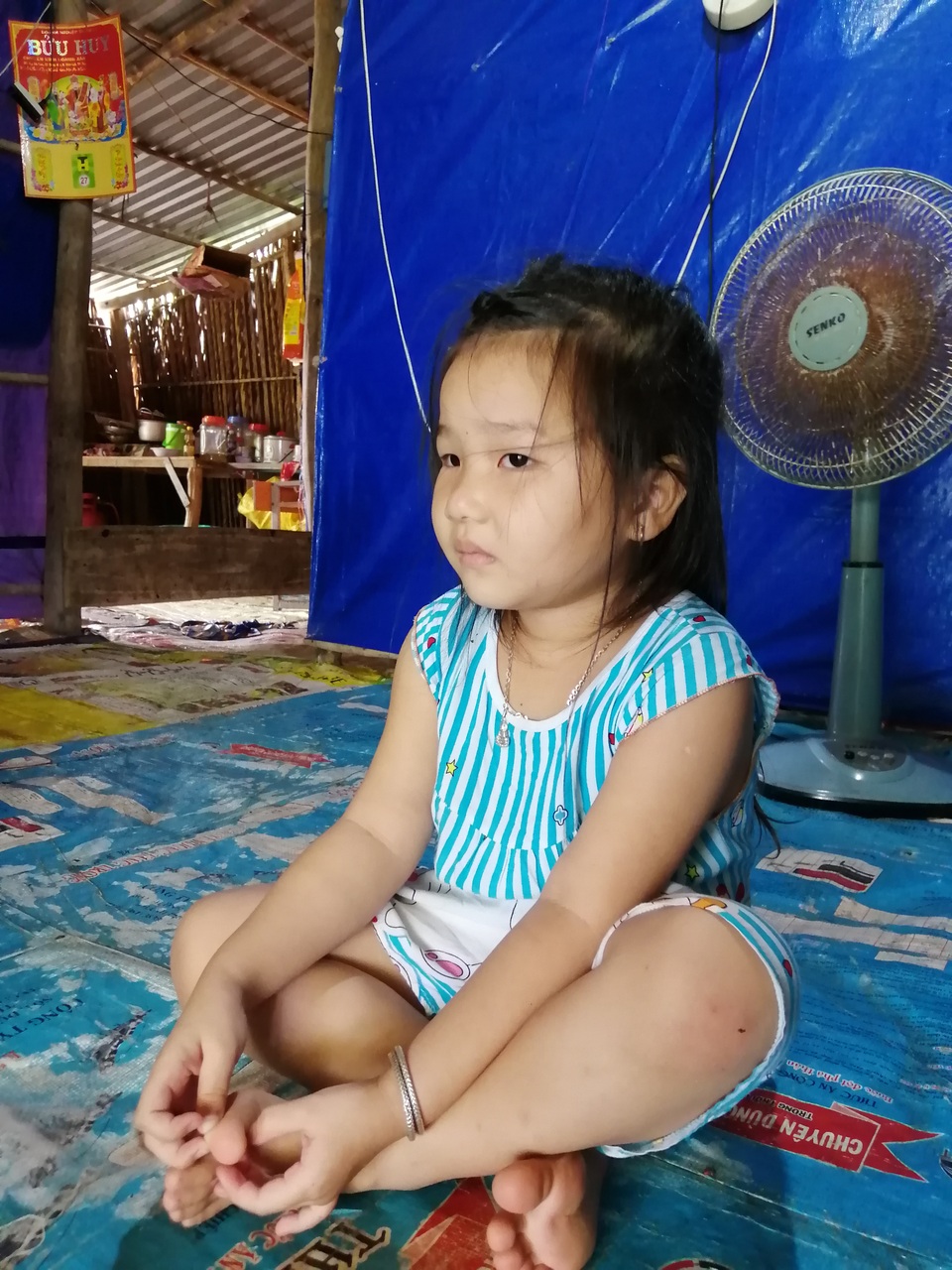 Xót thương cảnh vợ chồng Út Nhớ ôm con thơ trong lều bạt vượt qua cơn bão số 3 - 14 Xót thương cảnh vợ chồng Út Nhớ ôm con thơ trong lều bạt vượt qua cơn bão số 3 - 14