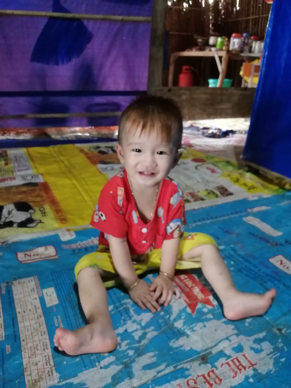 Xót thương cảnh vợ chồng Út Nhớ ôm con thơ trong lều bạt vượt qua cơn bão số 3 - 15 Xót thương cảnh vợ chồng Út Nhớ ôm con thơ trong lều bạt vượt qua cơn bão số 3 - 15