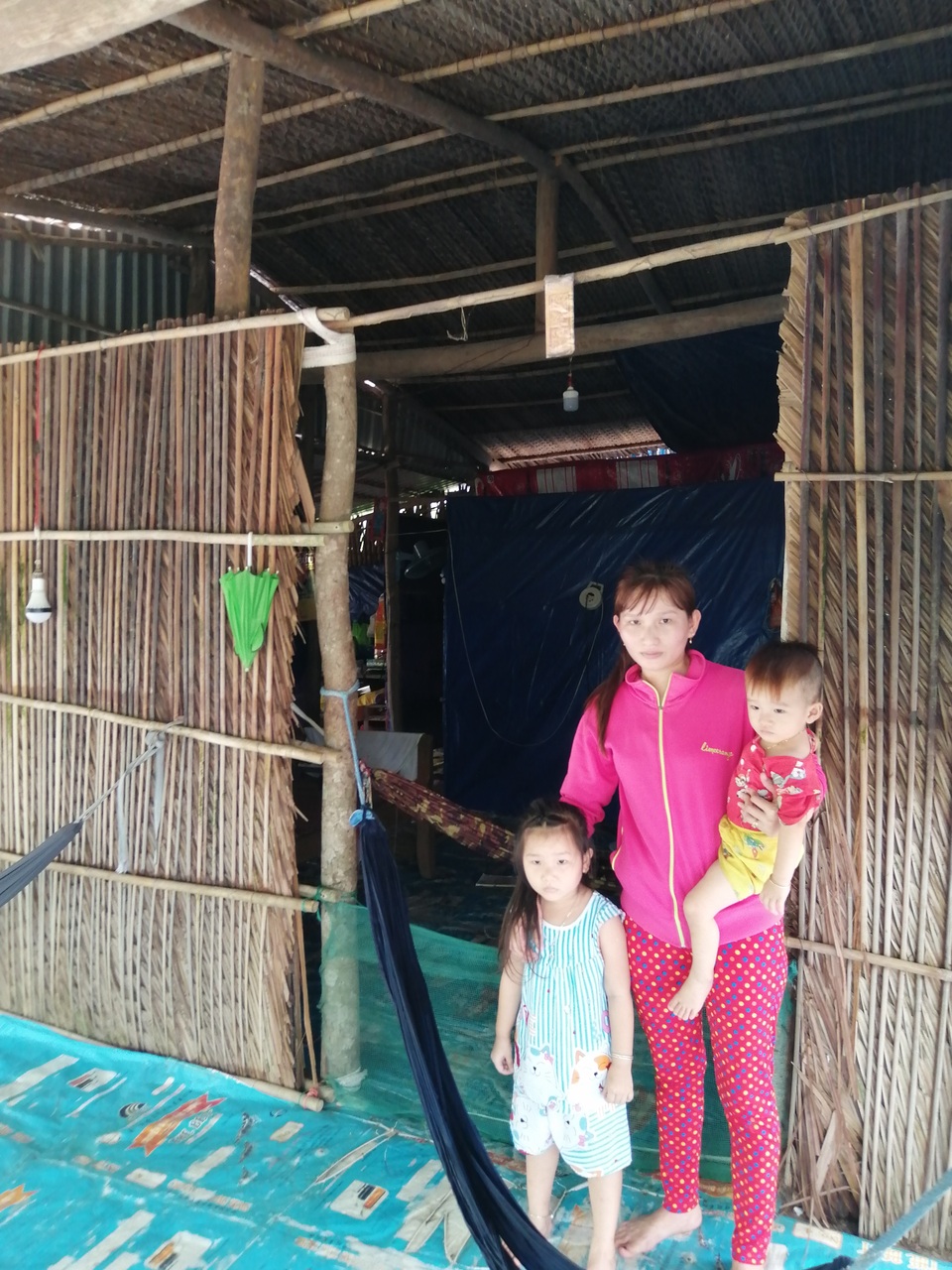 Xót thương cảnh vợ chồng Út Nhớ ôm con thơ trong lều bạt vượt qua cơn bão số 3 - 18 Xót thương cảnh vợ chồng Út Nhớ ôm con thơ trong lều bạt vượt qua cơn bão số 3 - 18