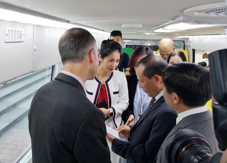 Thứ trưởng Cao Quốc Hưng thăm quan bên trong chiếc xe Digital Bus. Thứ trưởng Cao Quốc Hưng thăm quan bên trong chiếc xe Digital Bus.