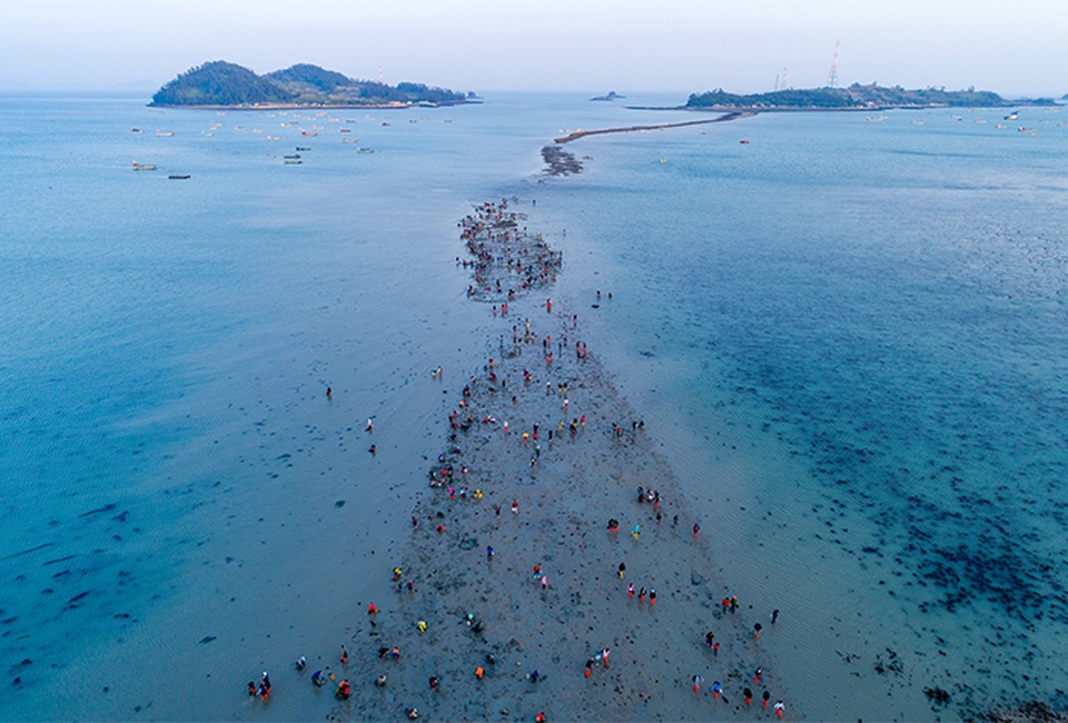 Kỳ thú con đường nổi lên giữa đại dương khi mặt nước tự chia đôi - 2 Kỳ thú con đường nổi lên giữa đại dương khi mặt nước tự chia đôi - 2