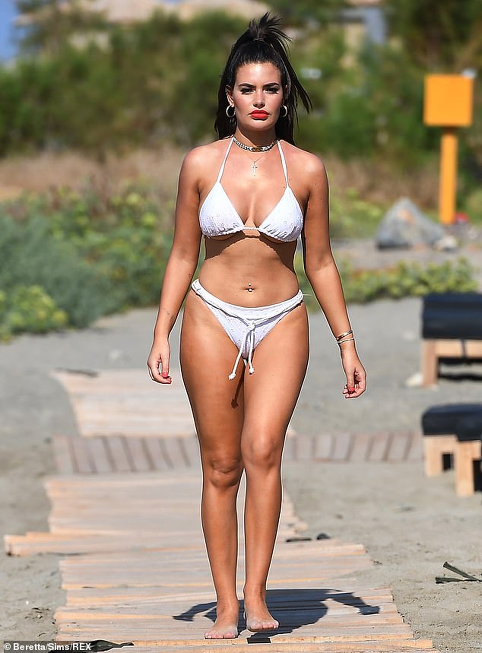 Megan Barton bốc lửa với bikini trắng - 8 Megan Barton bốc lửa với bikini trắng - 8