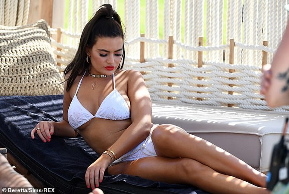 Megan Barton bốc lửa với bikini trắng - 7 Megan Barton bốc lửa với bikini trắng - 7