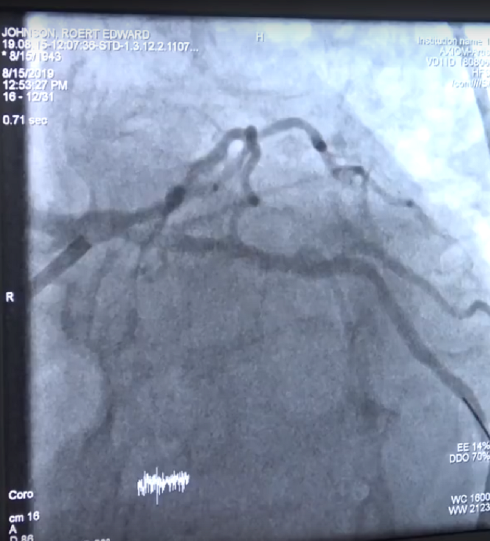 Hành khách người Úc ôm ngực gục xuống sân bay - 1