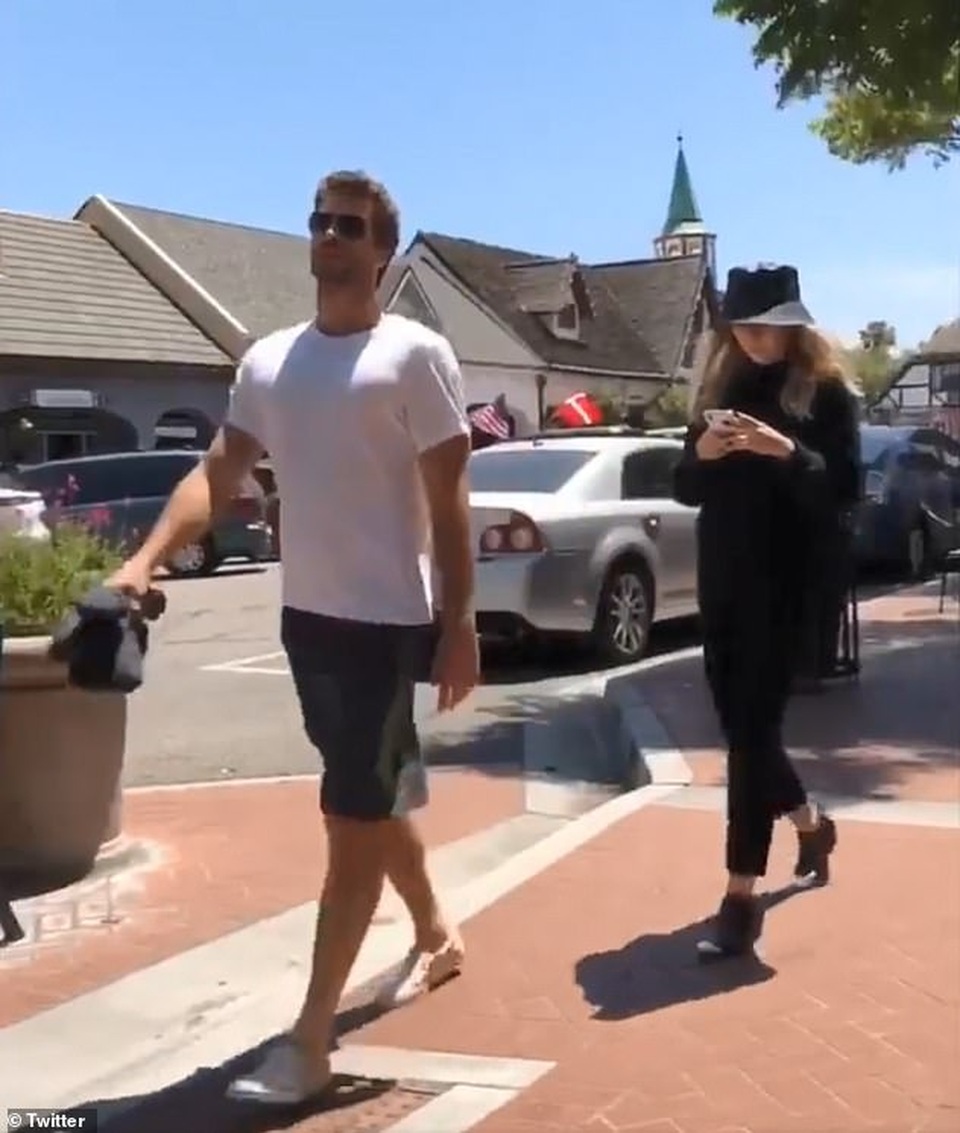 Miley Cyrus và Liam Hemsworth chia tay vì người thứ ba và chất cấm? - 4 Miley Cyrus và Liam Hemsworth chia tay vì người thứ ba và chất cấm? - 4