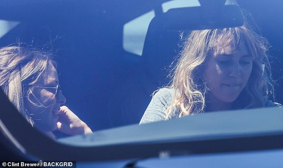 Miley Cyrus và Liam Hemsworth chia tay vì người thứ ba và chất cấm? - 8 Miley Cyrus và Liam Hemsworth chia tay vì người thứ ba và chất cấm? - 8