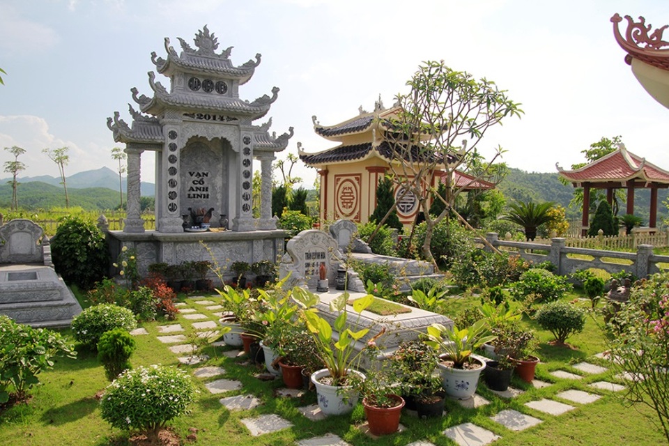 Lăng mộ ở Lạc Hồng Viên “sốt giá” mùa Vu Lan - 2 Lăng mộ ở Lạc Hồng Viên “sốt giá” mùa Vu Lan - 2