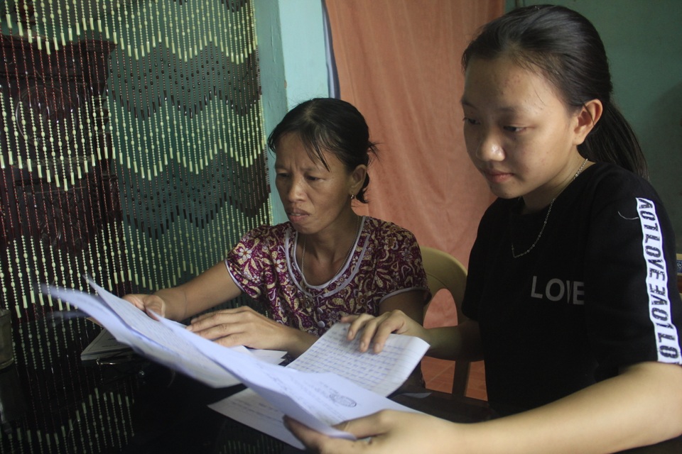 Khát khao trở thành cô giáo, nữ sinh nhà nghèo nuôi gà, bán cà phê gom góp tiền công để nhập học - 3 Khát khao trở thành cô giáo, nữ sinh nhà nghèo nuôi gà, bán cà phê gom góp tiền công để nhập học - 3