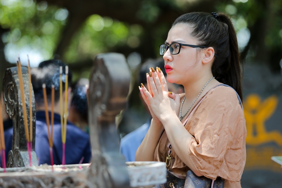 Hà Nội: Dân công sở đội nắng 40 độ C đi lễ rằm tháng bảy - 9 Hà Nội: Dân công sở đội nắng 40 độ C đi lễ rằm tháng bảy - 9