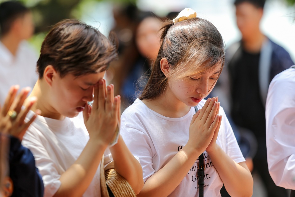 Hà Nội: Dân công sở đội nắng 40 độ C đi lễ rằm tháng bảy - 10 Hà Nội: Dân công sở đội nắng 40 độ C đi lễ rằm tháng bảy - 10