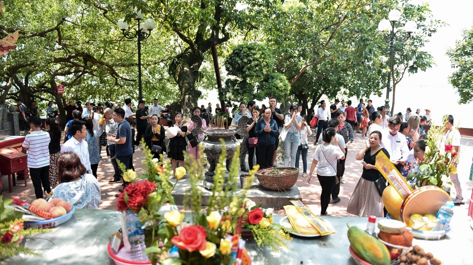 Hà Nội: Dân công sở đội nắng 40 độ C đi lễ rằm tháng bảy - 2 Hà Nội: Dân công sở đội nắng 40 độ C đi lễ rằm tháng bảy - 2