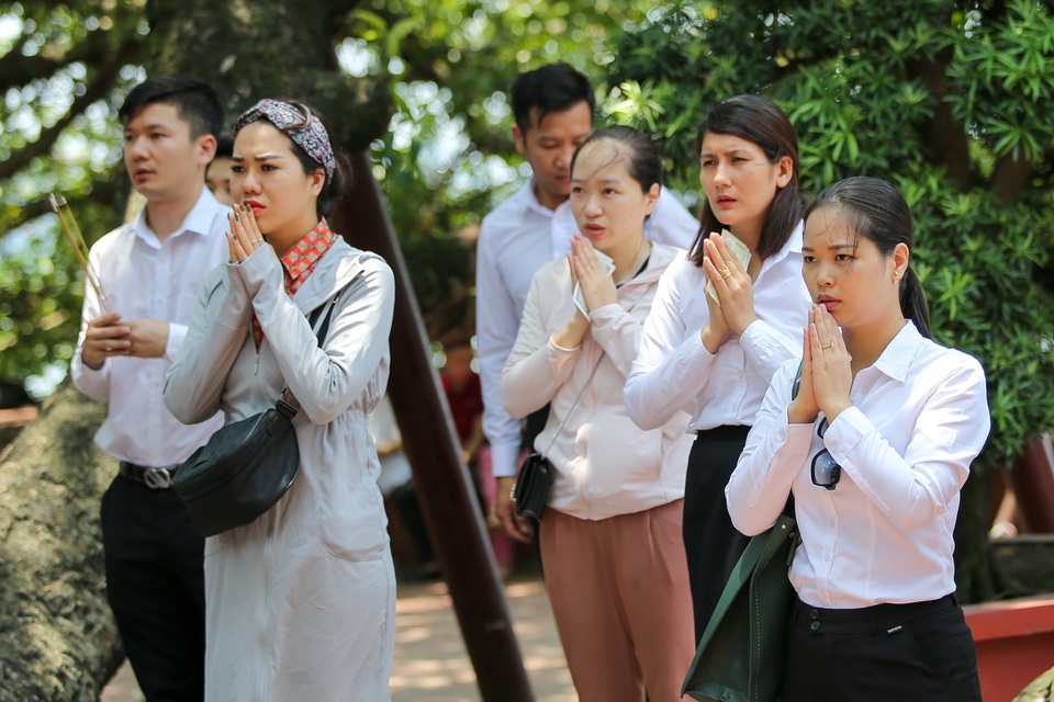 Hà Nội: Dân công sở đội nắng 40 độ C đi lễ rằm tháng bảy - 14 Hà Nội: Dân công sở đội nắng 40 độ C đi lễ rằm tháng bảy - 14