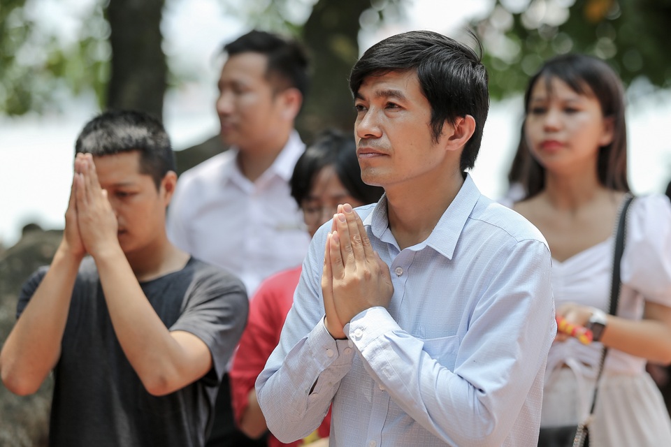 Hà Nội: Dân công sở đội nắng 40 độ C đi lễ rằm tháng bảy - 13 Hà Nội: Dân công sở đội nắng 40 độ C đi lễ rằm tháng bảy - 13
