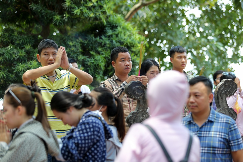 Hà Nội: Dân công sở đội nắng 40 độ C đi lễ rằm tháng bảy - 12 Hà Nội: Dân công sở đội nắng 40 độ C đi lễ rằm tháng bảy - 12