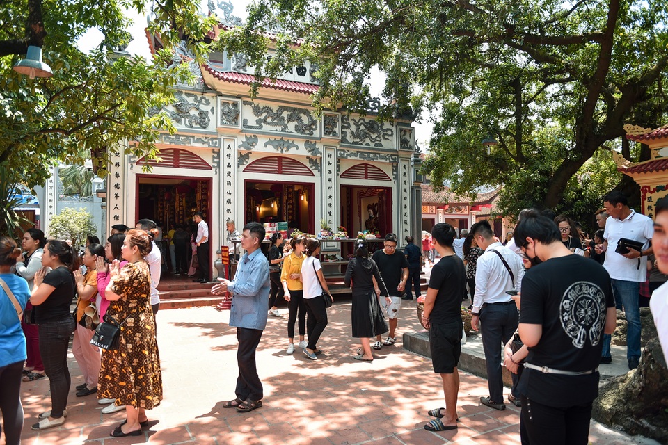 Hà Nội: Dân công sở đội nắng 40 độ C đi lễ rằm tháng bảy - 1 Hà Nội: Dân công sở đội nắng 40 độ C đi lễ rằm tháng bảy - 1