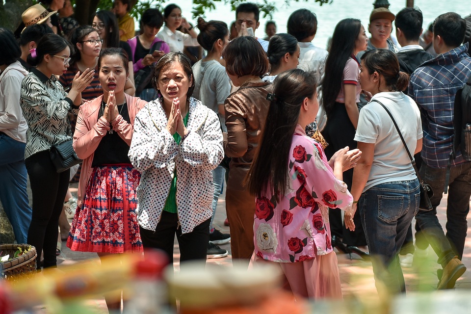 Hà Nội: Dân công sở đội nắng 40 độ C đi lễ rằm tháng bảy - 6 Hà Nội: Dân công sở đội nắng 40 độ C đi lễ rằm tháng bảy - 6