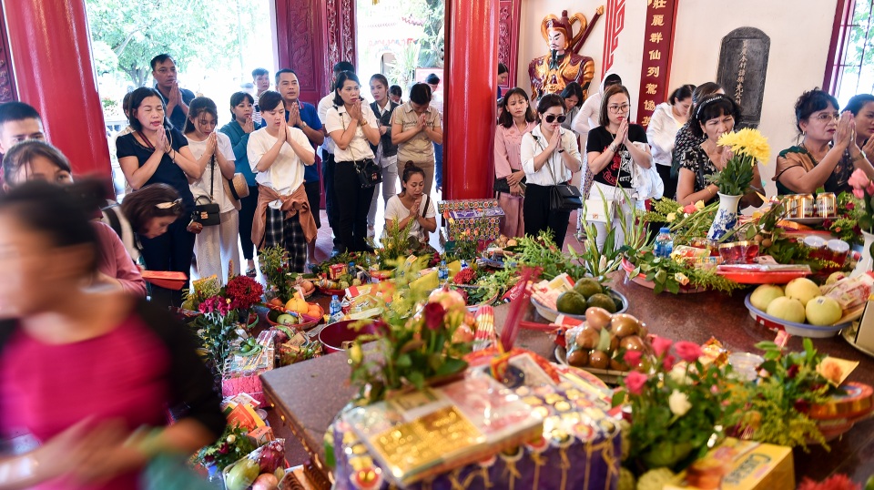 Hà Nội: Dân công sở đội nắng 40 độ C đi lễ rằm tháng bảy - 3 Hà Nội: Dân công sở đội nắng 40 độ C đi lễ rằm tháng bảy - 3