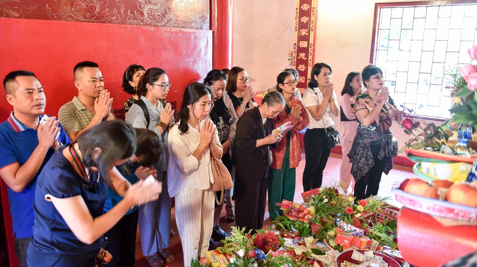 Hà Nội: Dân công sở đội nắng 40 độ C đi lễ rằm tháng bảy - 5 Hà Nội: Dân công sở đội nắng 40 độ C đi lễ rằm tháng bảy - 5