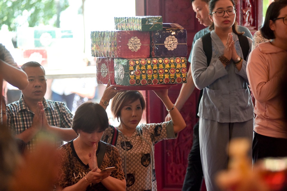 Hà Nội: Dân công sở đội nắng 40 độ C đi lễ rằm tháng bảy - 4 Hà Nội: Dân công sở đội nắng 40 độ C đi lễ rằm tháng bảy - 4