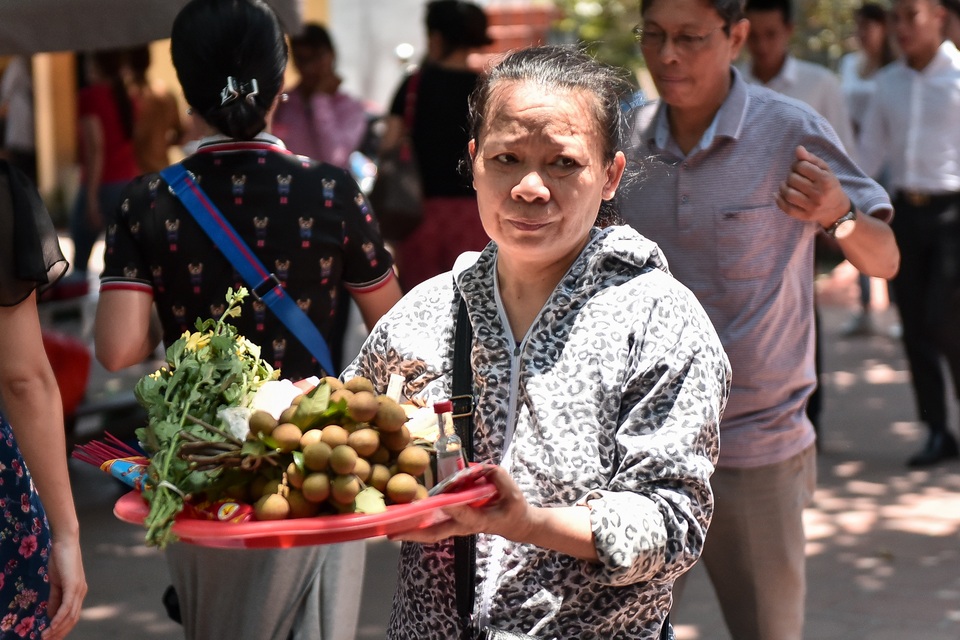Hà Nội: Dân công sở đội nắng 40 độ C đi lễ rằm tháng bảy - 7 Hà Nội: Dân công sở đội nắng 40 độ C đi lễ rằm tháng bảy - 7