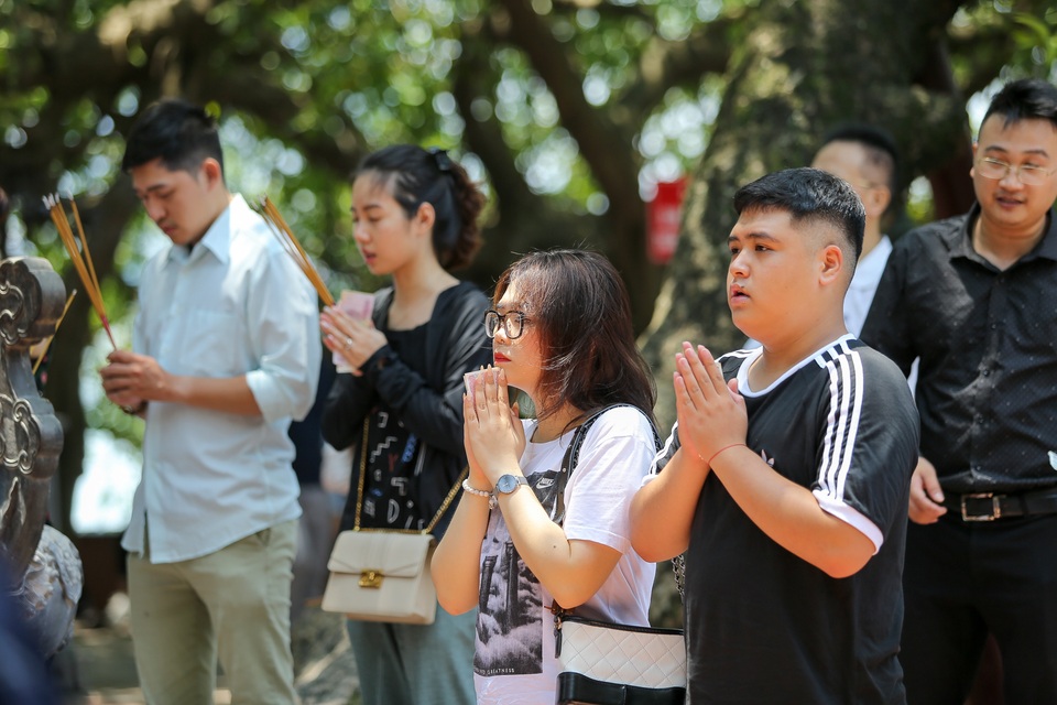 Hà Nội: Dân công sở đội nắng 40 độ C đi lễ rằm tháng bảy - 11 Hà Nội: Dân công sở đội nắng 40 độ C đi lễ rằm tháng bảy - 11