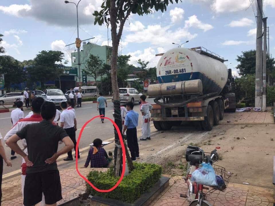 Người phụ nữ thoát chết thần kỳ khi bị xe bồn mất lái cuốn vào gầm - 1 Người phụ nữ thoát chết thần kỳ khi bị xe bồn mất lái cuốn vào gầm - 1
