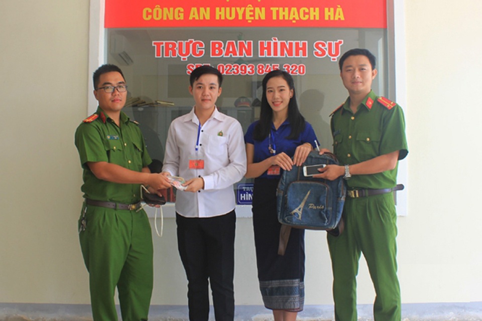 Hai sinh viên Lào cảm ơn Công an Việt Nam khi nhận lại tài sản bị đánh cắp - 2 Hai sinh viên Lào cảm ơn Công an Việt Nam khi nhận lại tài sản bị đánh cắp - 2