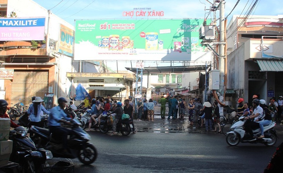 Cứu sống cháu bé say ngủ trong đám cháy chợ lúc rạng sáng - 1 Cứu sống cháu bé say ngủ trong đám cháy chợ lúc rạng sáng - 1