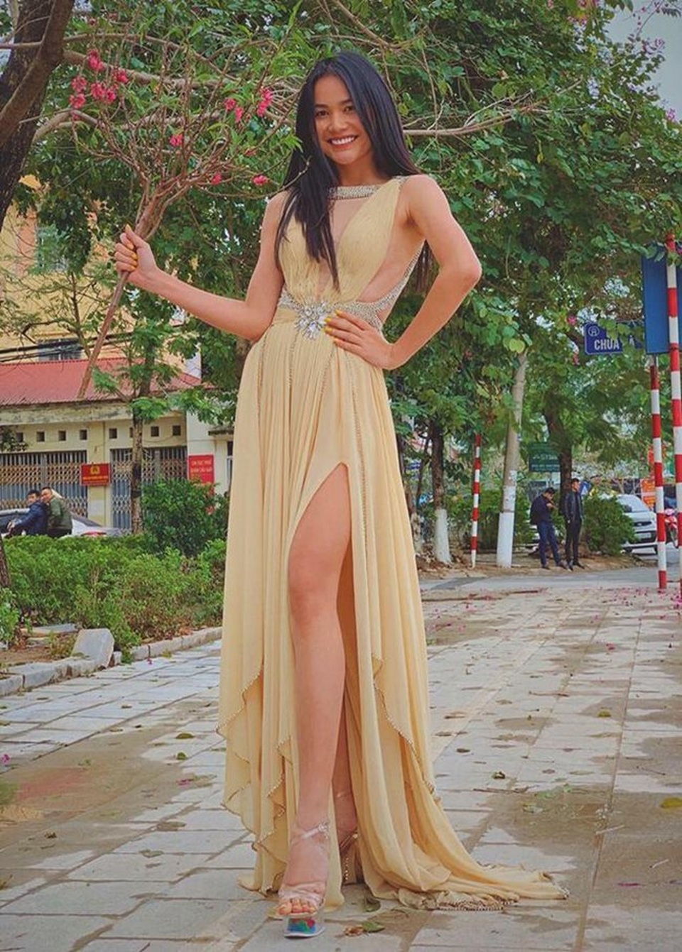 3 cô gái dân tộc Ê Đê, Khmer nổi tiếng đẹp lạ, có người lọt top nhan sắc thế giới - 10 3 cô gái dân tộc Ê Đê, Khmer nổi tiếng đẹp lạ, có người lọt top nhan sắc thế giới - 10