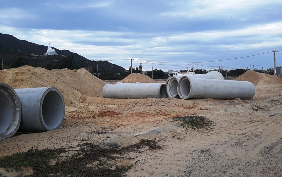 Lấp 24ha đất trồng lúa xây khu tái định cư, sau 10 năm chỉ vài hộ dân đến ở! - 3 Lấp 24ha đất trồng lúa xây khu tái định cư, sau 10 năm chỉ vài hộ dân đến ở! - 3