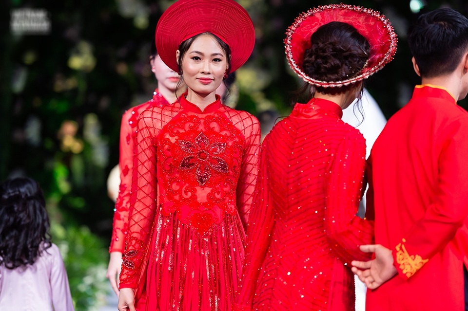 Quán quân Mai Giang “tái xuất”, toả sáng trình diễn áo dài cùng Hoa hậu Myanmar - 1 Quán quân Mai Giang “tái xuất”, toả sáng trình diễn áo dài cùng Hoa hậu Myanmar - 1