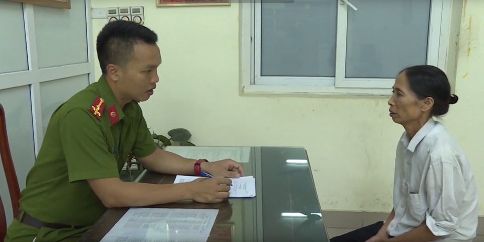 Vợ giúp chồng hành nghề vá săm bằng cách rải đinh trên quốc lộ - 1 Vợ giúp chồng hành nghề vá săm bằng cách rải đinh trên quốc lộ - 1