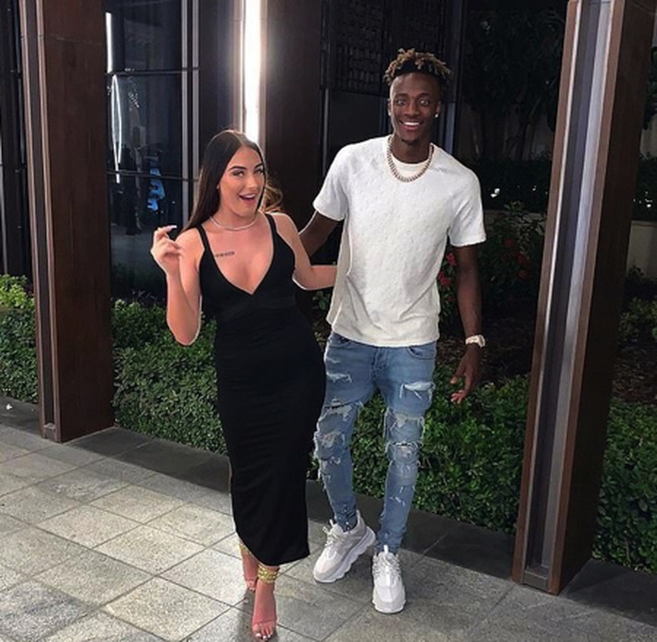 Bạn gái xinh đẹp của Abraham bức xúc khi chàng tiền đạo Chelsea bị chế giễu - 1 Bạn gái xinh đẹp của Abraham bức xúc khi chàng tiền đạo Chelsea bị chế giễu - 1