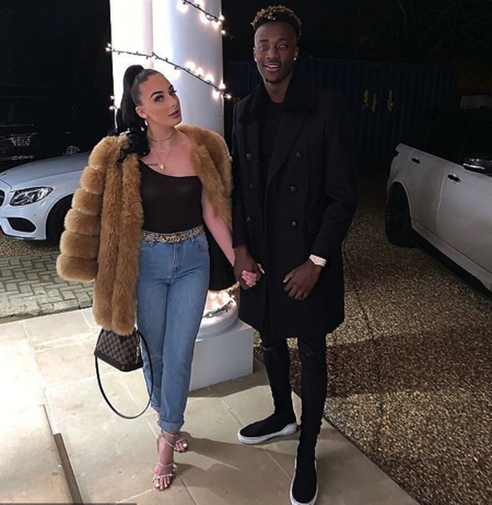 Bạn gái xinh đẹp của Abraham bức xúc khi chàng tiền đạo Chelsea bị chế giễu - 2 Bạn gái xinh đẹp của Abraham bức xúc khi chàng tiền đạo Chelsea bị chế giễu - 2