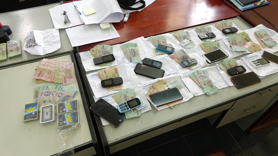 Triệt phá sòng bạc “khủng”, bắt giữ 48 đối tượng - 2 Triệt phá sòng bạc “khủng”, bắt giữ 48 đối tượng - 2