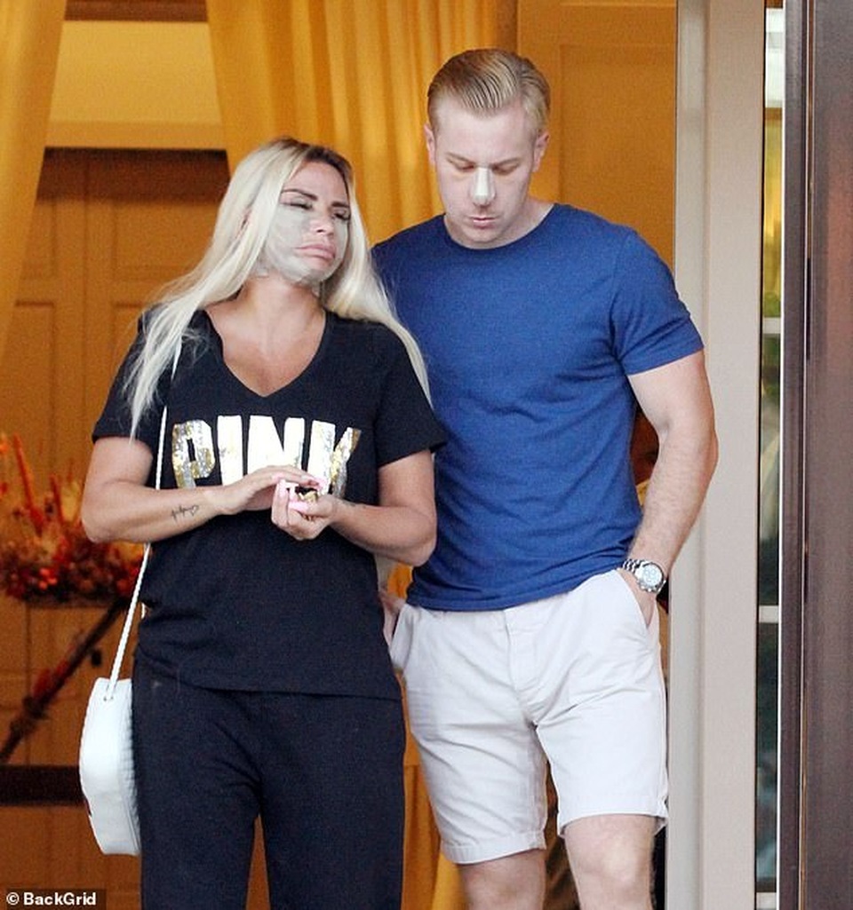 Katie Price lộ mặt sưng phồng sau phẫu thuật thẩm mỹ - 1 Katie Price lộ mặt sưng phồng sau phẫu thuật thẩm mỹ - 1
