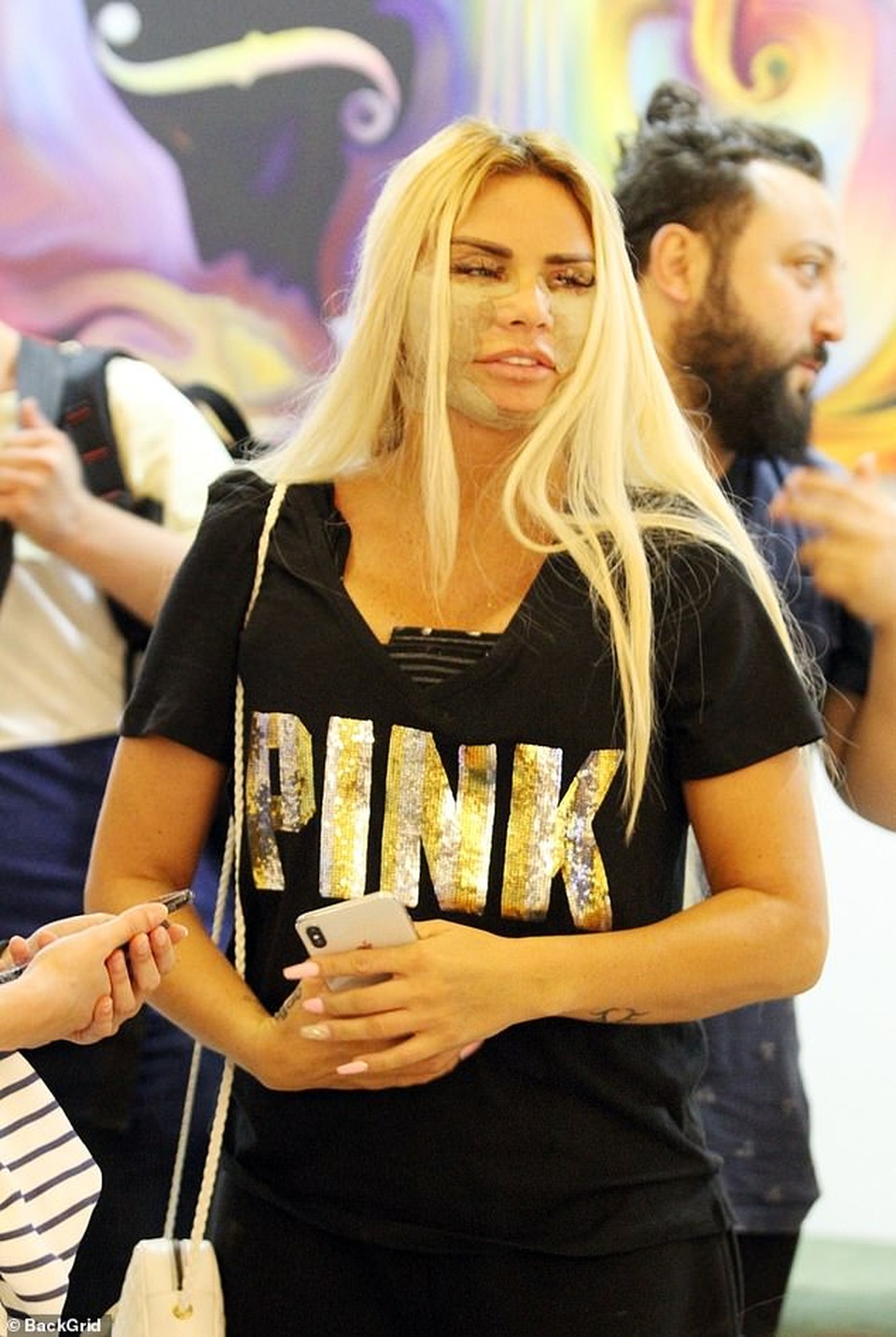 Katie Price lộ mặt sưng phồng sau phẫu thuật thẩm mỹ - 3 Katie Price lộ mặt sưng phồng sau phẫu thuật thẩm mỹ - 3