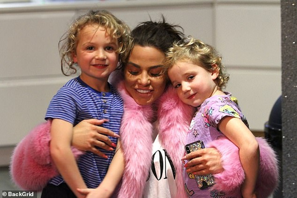 Katie Price lộ mặt sưng phồng sau phẫu thuật thẩm mỹ - 5 Katie Price lộ mặt sưng phồng sau phẫu thuật thẩm mỹ - 5