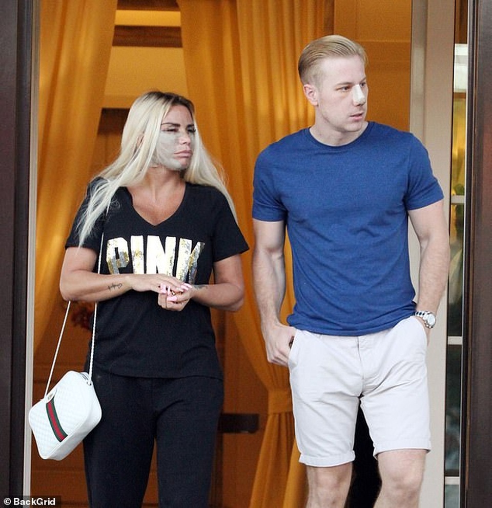 Katie Price lộ mặt sưng phồng sau phẫu thuật thẩm mỹ - 6 Katie Price lộ mặt sưng phồng sau phẫu thuật thẩm mỹ - 6