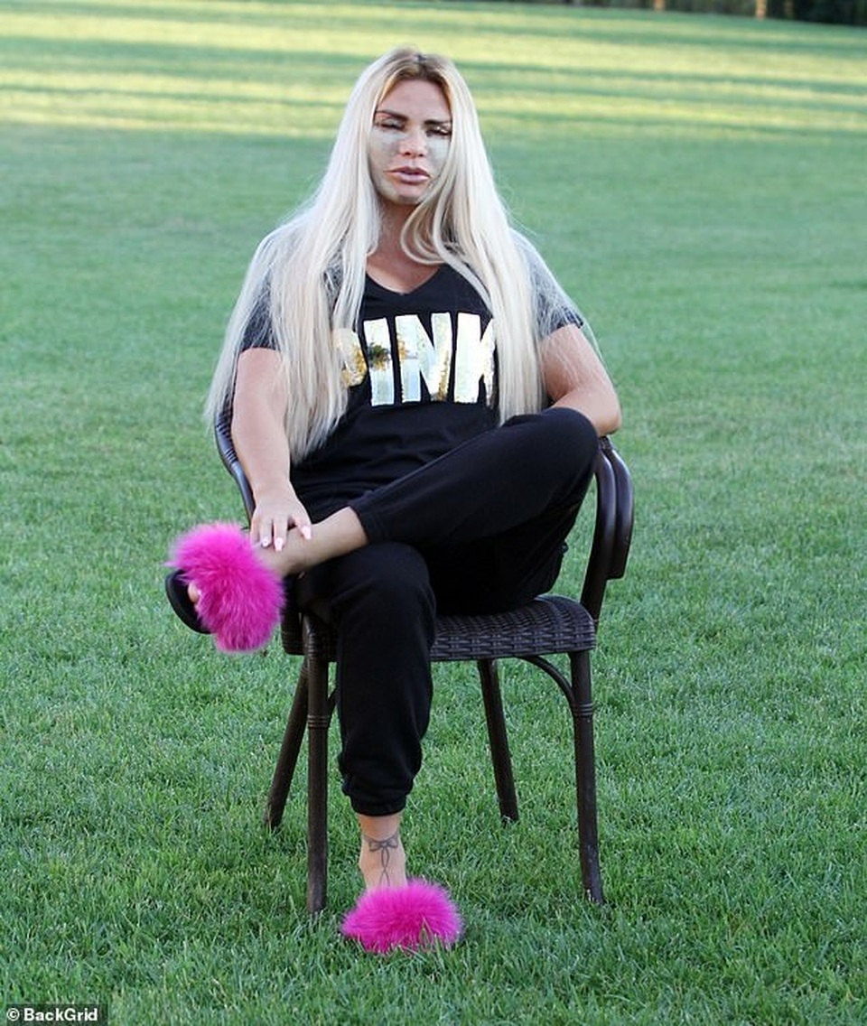 Katie Price lộ mặt sưng phồng sau phẫu thuật thẩm mỹ - 9 Katie Price lộ mặt sưng phồng sau phẫu thuật thẩm mỹ - 9