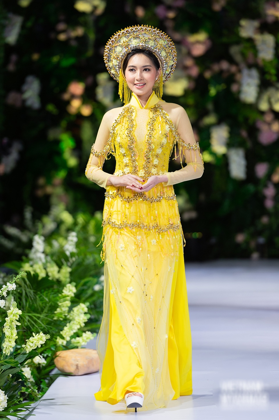 Quán quân Mai Giang “tái xuất”, toả sáng trình diễn áo dài cùng Hoa hậu Myanmar - 7 Quán quân Mai Giang “tái xuất”, toả sáng trình diễn áo dài cùng Hoa hậu Myanmar - 7