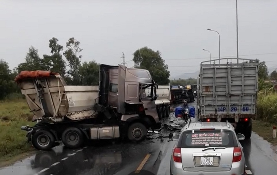Container và 2 đầu kéo tông nhau liên hoàn, quốc lộ 1 ách tắc - 1 Container và 2 đầu kéo tông nhau liên hoàn, quốc lộ 1 ách tắc - 1