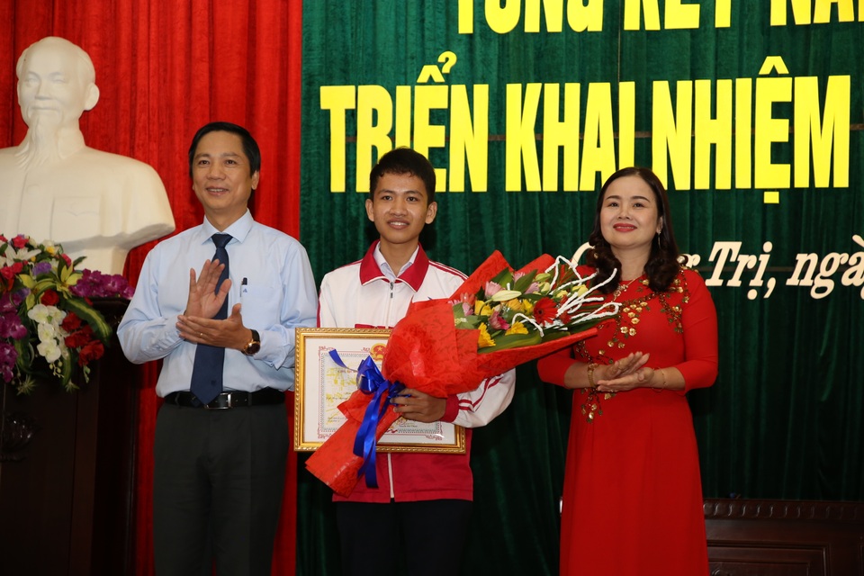 Phó Chủ tịch tỉnh Quảng Trị yêu cầu ngành Giáo dục quản lý công tác thu chi, chấm dứt tình trạng lạm thu - 2 Phó Chủ tịch tỉnh Quảng Trị yêu cầu ngành Giáo dục quản lý công tác thu chi, chấm dứt tình trạng lạm thu - 2
