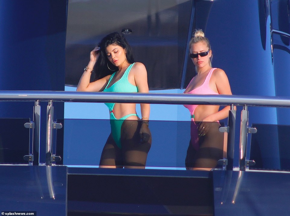 Kylie Jenner khoe dáng rực lửa bên bạn thân - 1 Kylie Jenner khoe dáng rực lửa bên bạn thân - 1