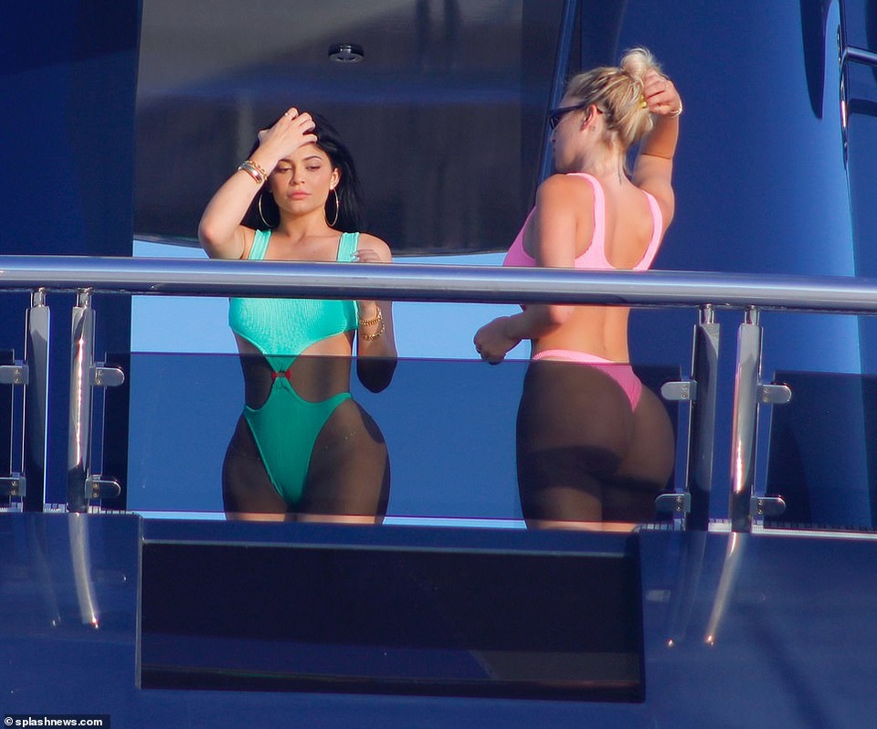 Kylie Jenner khoe dáng rực lửa bên bạn thân - 2 Kylie Jenner khoe dáng rực lửa bên bạn thân - 2