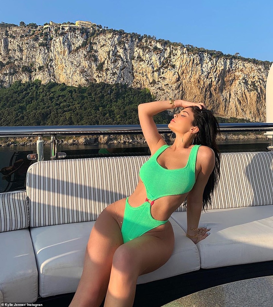Kylie Jenner khoe dáng rực lửa bên bạn thân - 5 Kylie Jenner khoe dáng rực lửa bên bạn thân - 5