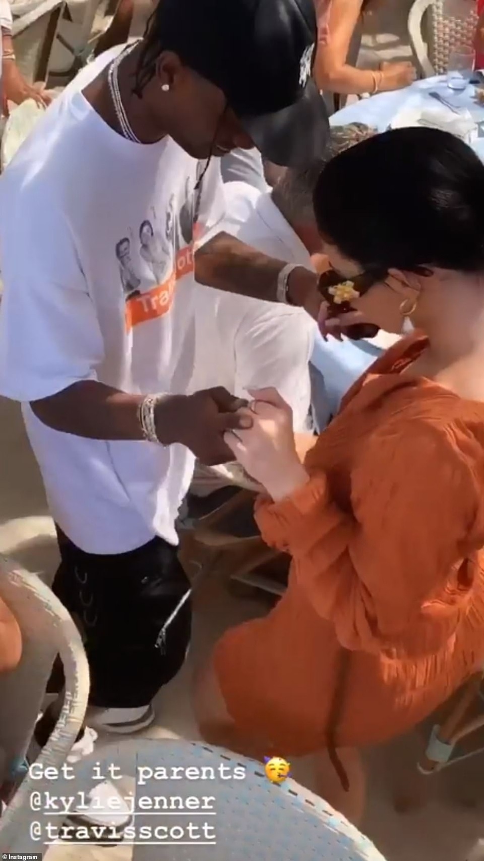 Kylie Jenner khoe dáng rực lửa bên bạn thân - 7 Kylie Jenner khoe dáng rực lửa bên bạn thân - 7