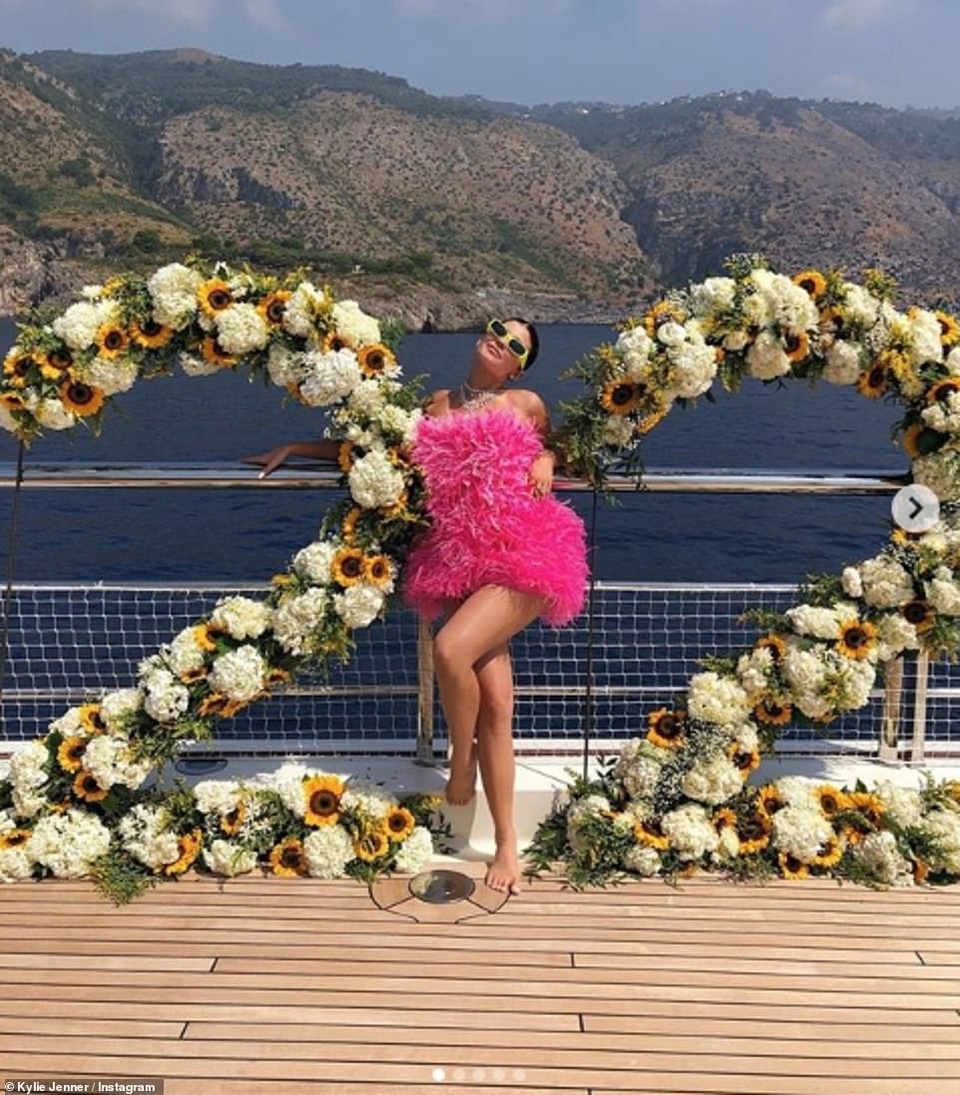 Kylie Jenner khoe dáng rực lửa bên bạn thân - 9 Kylie Jenner khoe dáng rực lửa bên bạn thân - 9