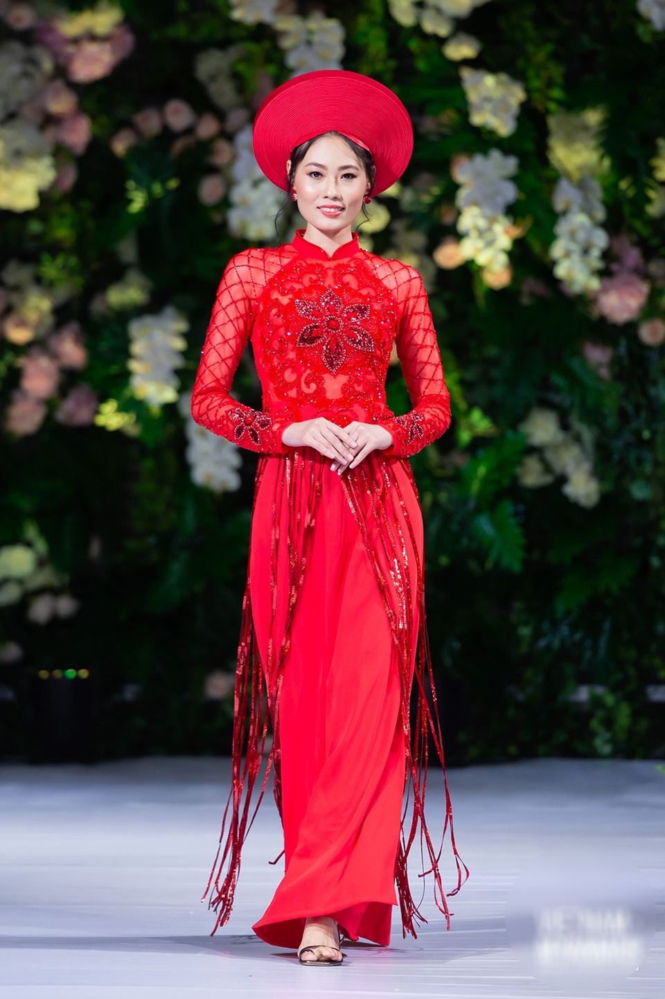 Quán quân Mai Giang “tái xuất”, toả sáng trình diễn áo dài cùng Hoa hậu Myanmar - 3 Quán quân Mai Giang “tái xuất”, toả sáng trình diễn áo dài cùng Hoa hậu Myanmar - 3
