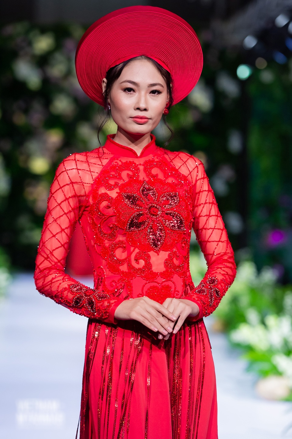 Quán quân Mai Giang “tái xuất”, toả sáng trình diễn áo dài cùng Hoa hậu Myanmar - 4 Quán quân Mai Giang “tái xuất”, toả sáng trình diễn áo dài cùng Hoa hậu Myanmar - 4
